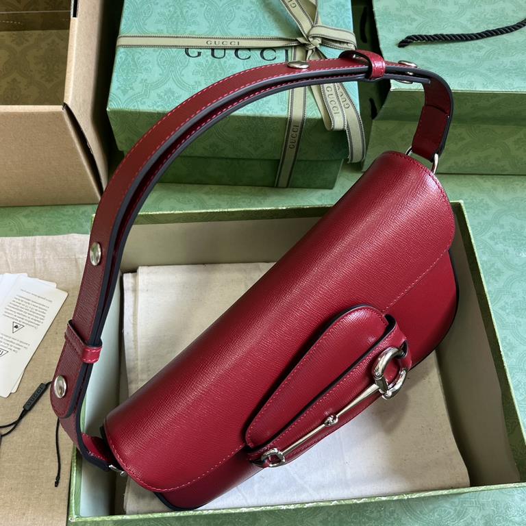 .   With a full set of original green box packaging  Gucci Horsebit 1955 series small shoulder bag. For the 70th anniversary of the iconic horsebit accessory, the brand has revitalized its collection with a blend of func