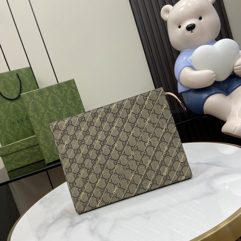 .   With a full set of original green box packaging  Gucci Horsebit 1955 Clutch Bag. In this 70th anniversary year of the classic horsebit accessory, the brand has revitalized a blend of functionality and fashionable sil