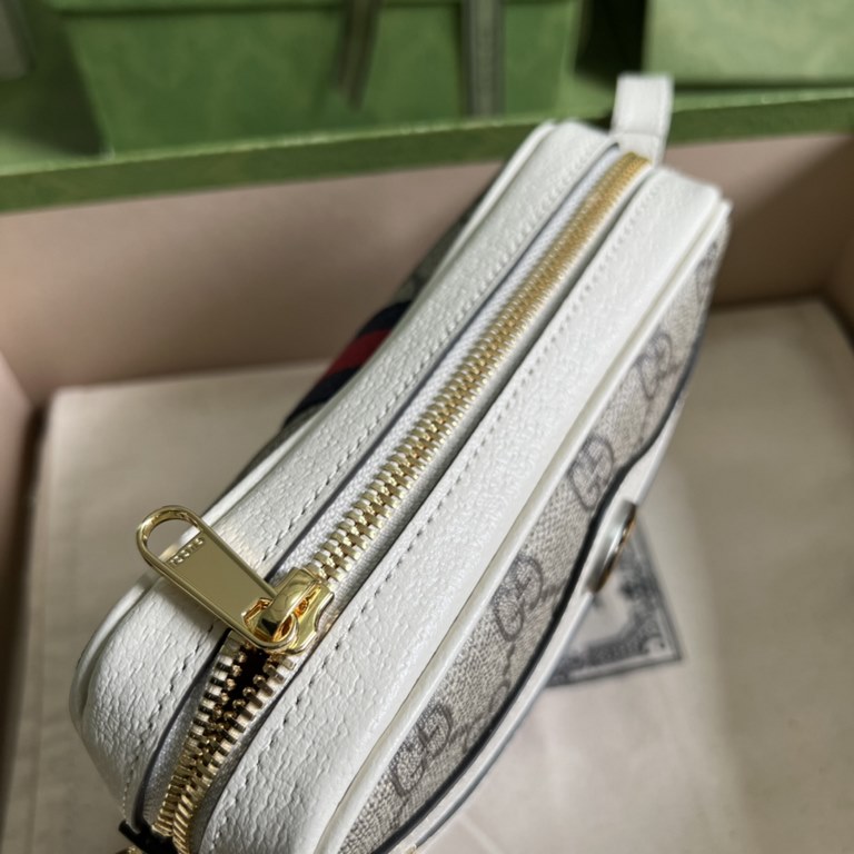 .  With full set of original green packaging Gucci meo vintage crossbody bag, the mini bag stands out in the Infinity Overture collection, infusing the essence of modern design in a vintage grunge setting. The mini bag i