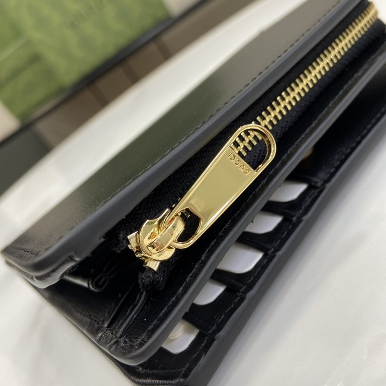 .   Comes with a full set of original green box packaging   Decorated with handwritten Gucci logo full zipper wallet. Each season, classic pieces and designs are reinterpreted through the Gucci lens, with fine fabrics an