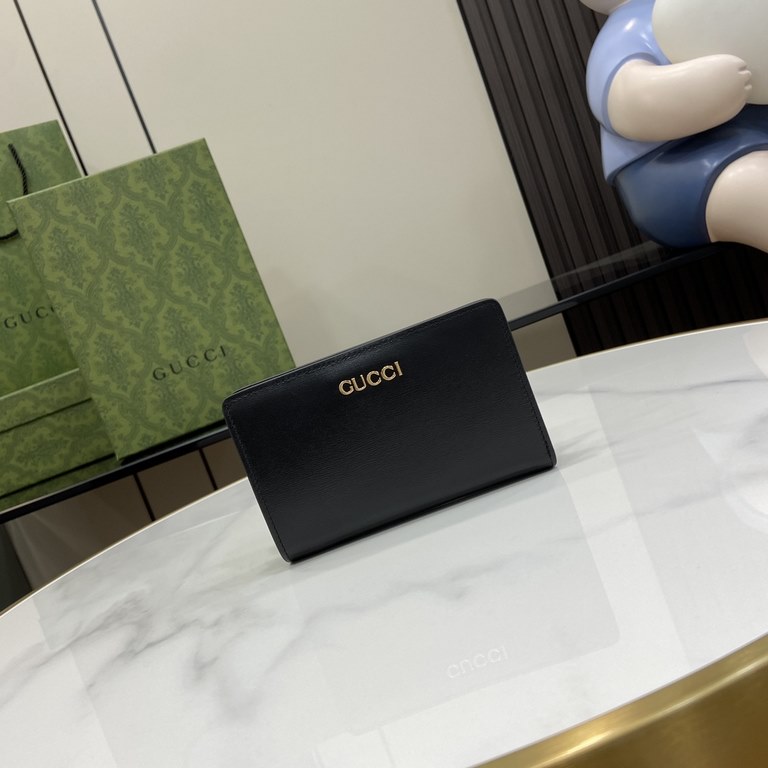 .   Comes with a full set of original green box packaging   Decorated with handwritten Gucci logo full zipper wallet. Each season, classic pieces and designs are reinterpreted through the Gucci lens, with fine fabrics an