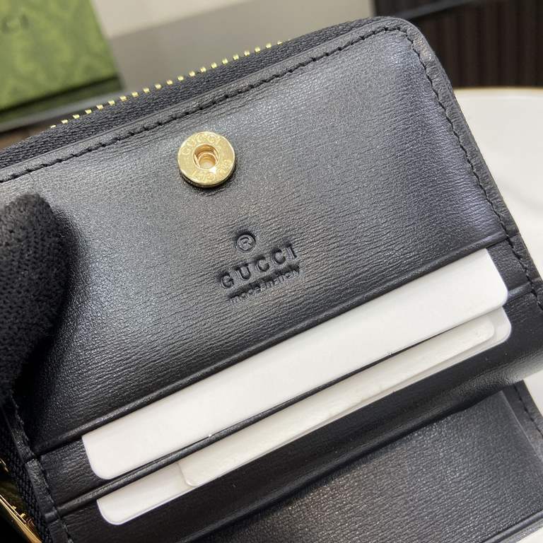 .   With a full set of original green box packaging   decorated with handwritten Gucci logo mini wallet. Travel small accessories have now become an integral part of the Gucci leather goods collection, inheriting the bra