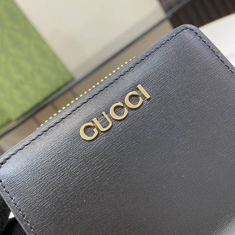 .   With a full set of original green box packaging   decorated with handwritten Gucci logo mini wallet. Travel small accessories have now become an integral part of the Gucci leather goods collection, inheriting the bra