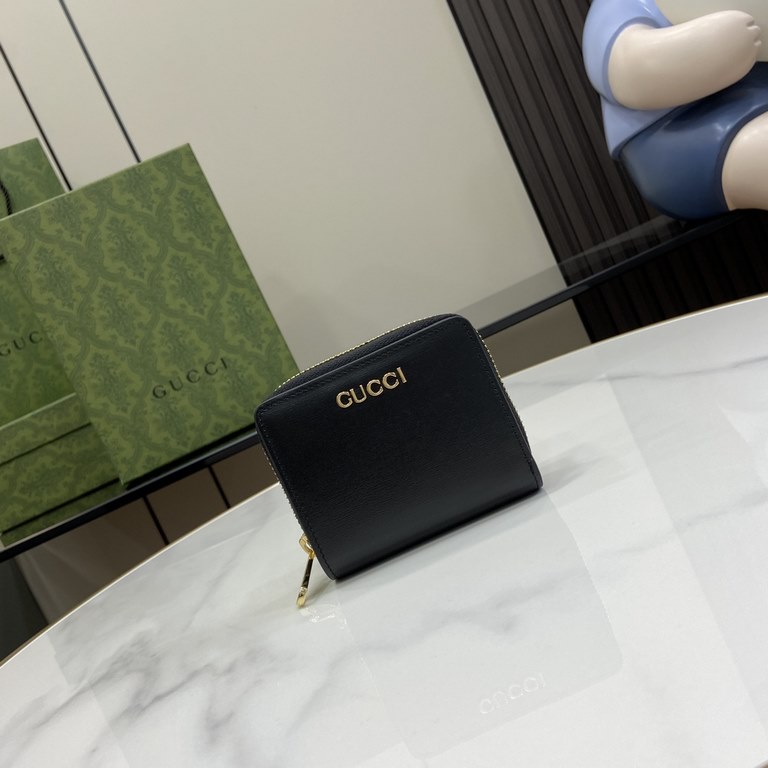 .   With a full set of original green box packaging   decorated with handwritten Gucci logo mini wallet. Travel small accessories have now become an integral part of the Gucci leather goods collection, inheriting the bra