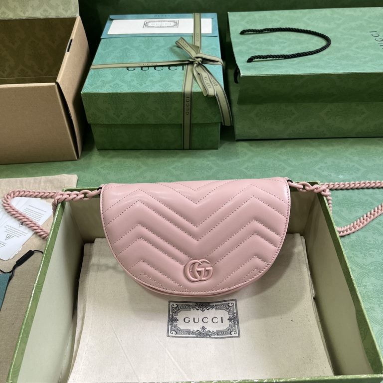 .  With a full set of original green box packaging GG Marmont Series Quilted Chain Strap Mini Handbag.Gucci's classic small accessories continue to reinvigorate themselves around the brand's evolving aesthetic. The GG Ma