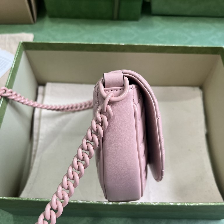 .  With a full set of original green box packaging GG Marmont Series Quilted Chain Strap Mini Handbag.Gucci's classic small accessories continue to reinvigorate themselves around the brand's evolving aesthetic. The GG Ma