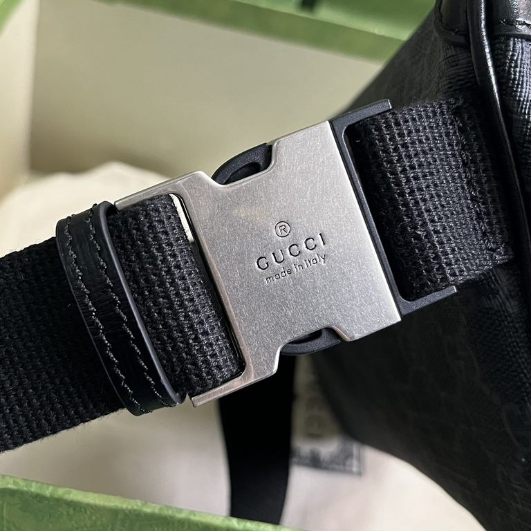 .   Comes with a full set of original green box packaging   GGG Large Fanny Pack. This large fanny pack is made of classic black and ebony GG Supreme canvas, echoing the timeless design of the new luggage collection. Thi