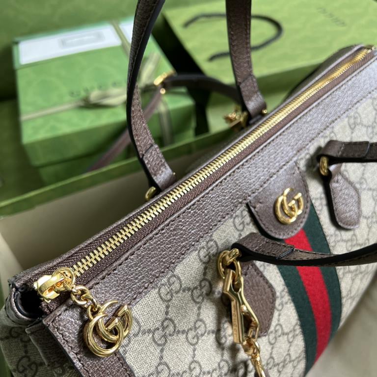 .  With full set of original green packaging Gucci meo vintage hand-twisted crossbody bag, the mini bag stands out in the Infinity Prelude collection, infusing the essence of modern design with vintage grunge. The bag is