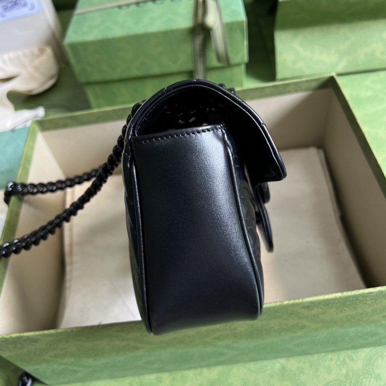 The GG Marmont collection,   Elegant design has captured the hearts of many.   with a full set of the original green packaging   can not stop the beauty of the bag you receivedGG Marmont series,   elegant and delicate de