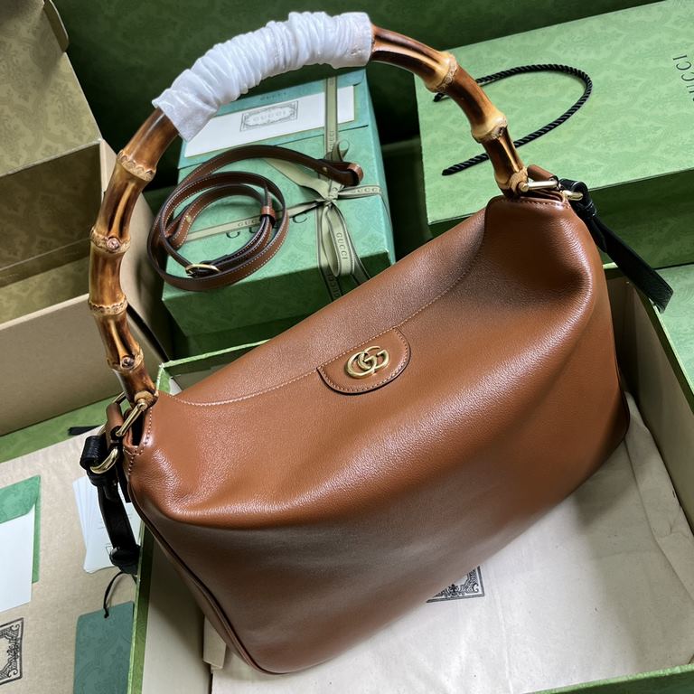 .   With full original green box packaging  Gucci Diana Collection Large Shoulder Backpack. This medium shoulder bag combines two of the brand's most recognizable elements - the bamboo handle and the double G - to give t