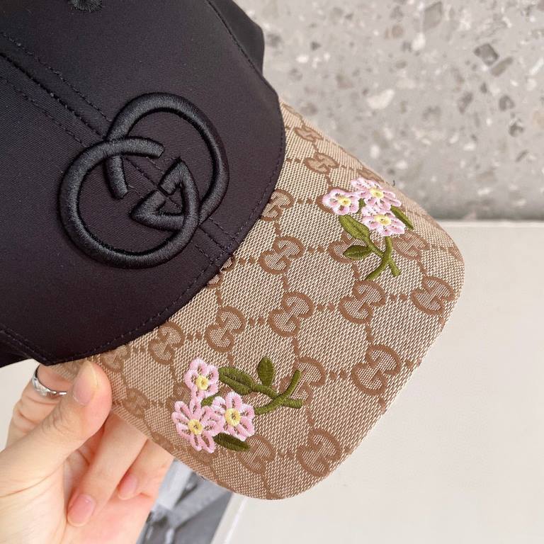 Gucci Gucci high-end mesh hat! The latest model! Fashionable and trendy, high-end workmanship! Every hat is made with care! Unusual quality and details are important. Leather studs, leather adjustable strap! Classic jacq