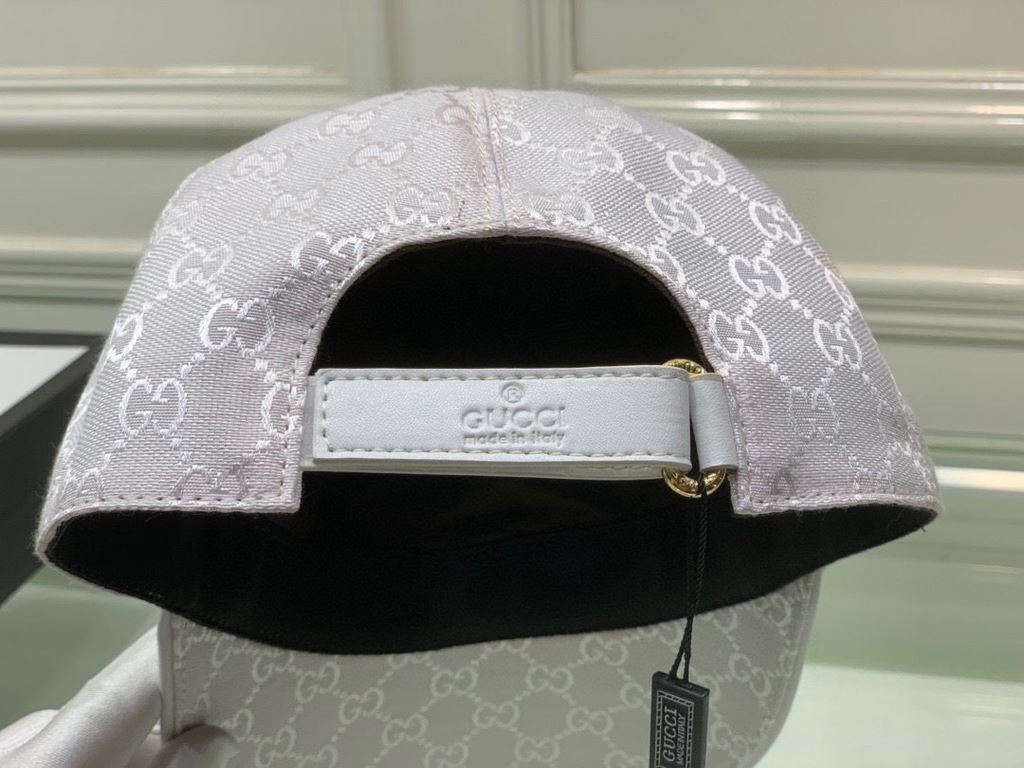 Gucci baseball cap.With box bag, Gucci (Gucci) new original single baseball cap, art word embroidery, 11 open mold customized, heavy embroidery, details comparable to the counter, the original canvas material   head laye