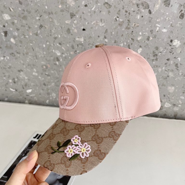 Gucci Gucci high-end mesh hat! The latest model! Stylish and trendy with high end workmanship! Every hat is made with care! Extraordinary quality and details matter. Leather studs, leather adjustable strap! Classic jacqu