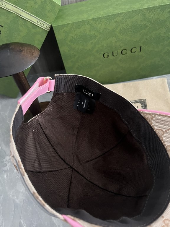 Special GUCCI original customized 11 open mold custom cowboy hat both the brand's traditional luxury connotation and modern streetwear aesthetics to show the design personality of the spring and summer series The cap is 