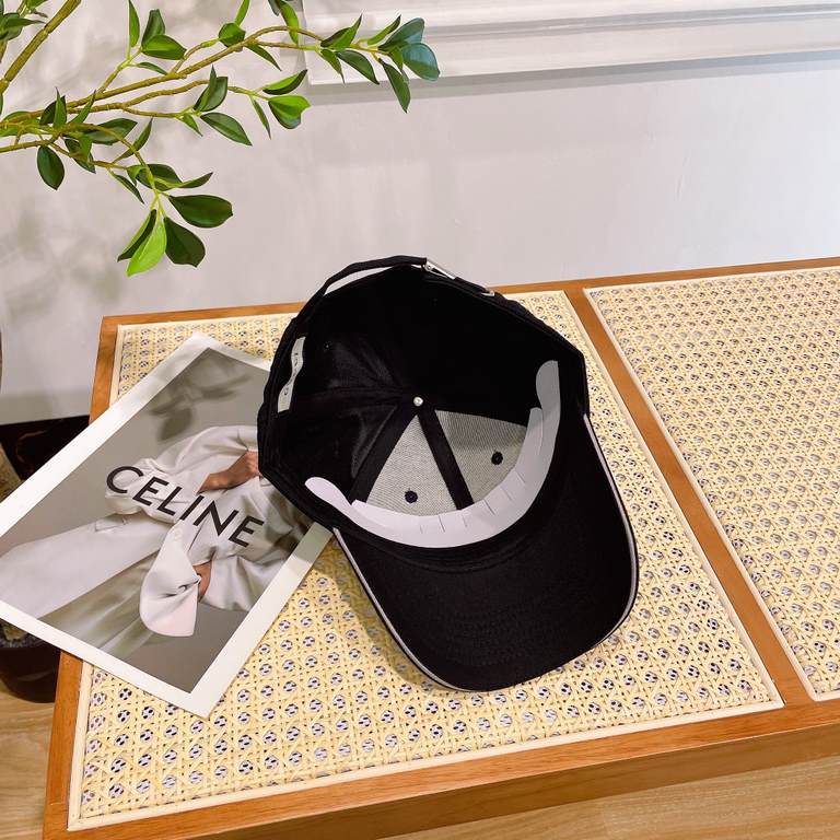 With dust bagGucci baseball cap  GUCCI baseball cap   official website new Gucci baseball cap, the original quality of the single fire attack    The craft is very exquisite High-grade atmosphere upscale! Low-key luxury, 