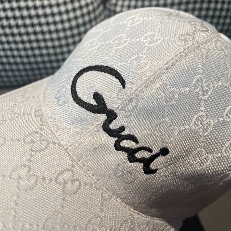 Gucci baseball cap.With box bag, Gucci (Gucci) new original single baseball cap, art word embroidery, 11 open mold customized, heavy embroidery, details comparable to the counter, the original canvas material   head laye