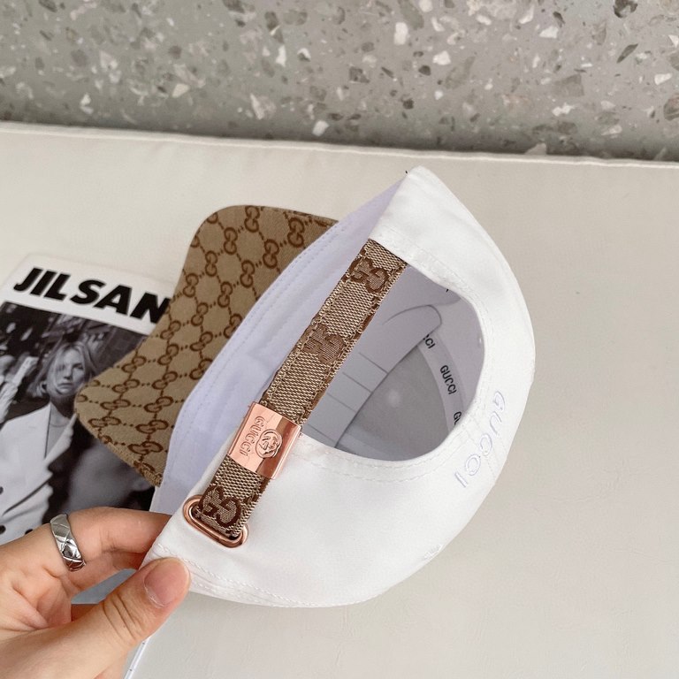 Gucci Gucci high-end mesh hat! The latest model! Fashionable and trendy, high-end workmanship! Every hat is made with care! Unusual quality and details are important. Leather studs, leather adjustable strap! Classic jacq