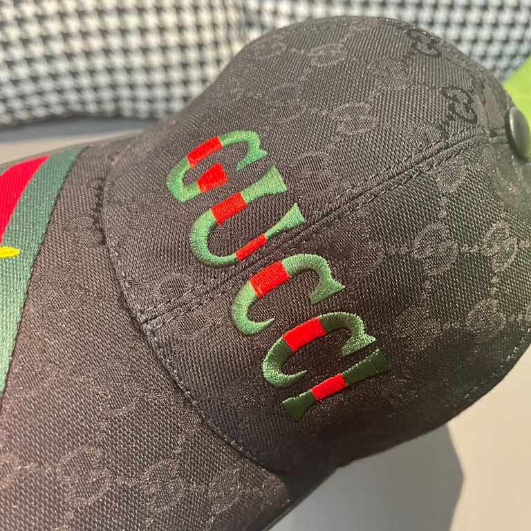 Gucci (Gucci) new original single baseball cap.With box bag, Gucci (Gucci) new original single baseball cap, 11 open mold customized, heavy embroidery, details comparable to the counter, the original canvas material   he