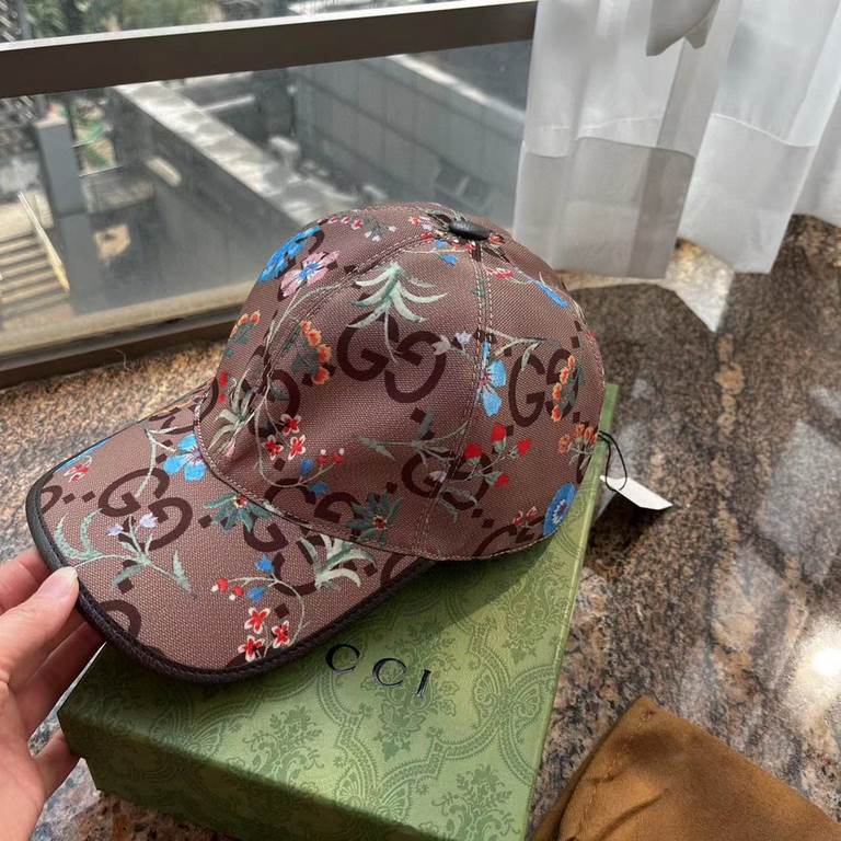 With packaging cloth bag, Gucci Gucci new original single baseball cap, broken flowers large double G, counter 11 open mold ordering, perfect pair of flowers, the original canvas fabric   head layer cowhide, lightweight 