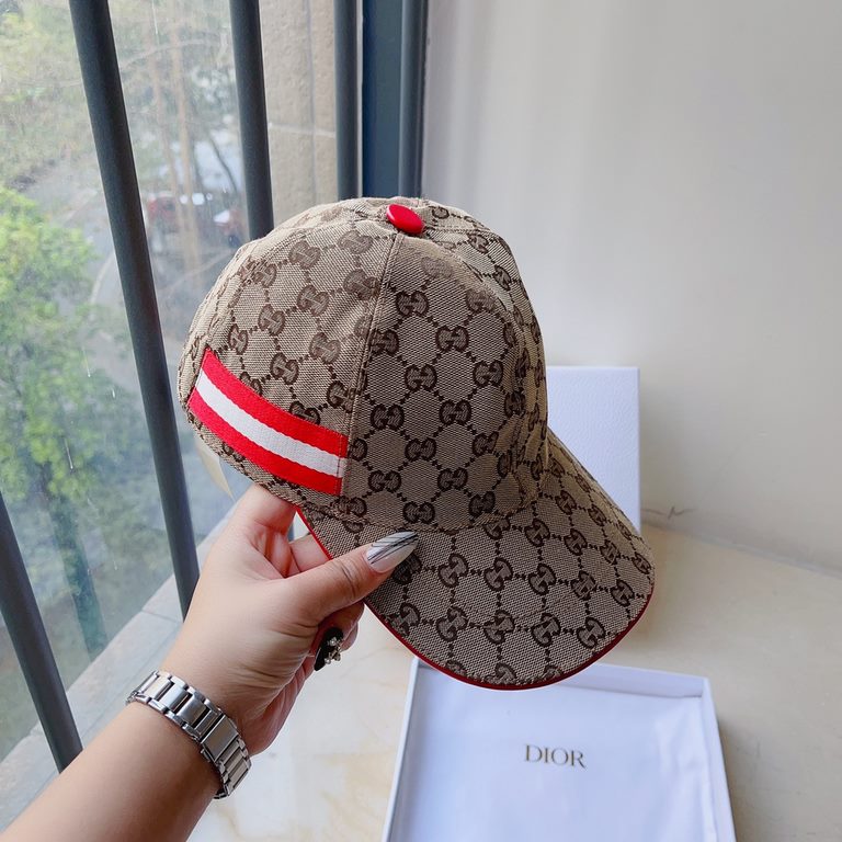 Gucci New Jacquard Letter Baseball CapClassic jacquard letters, never die of fashion!Ins bloggers concave modeling small single product