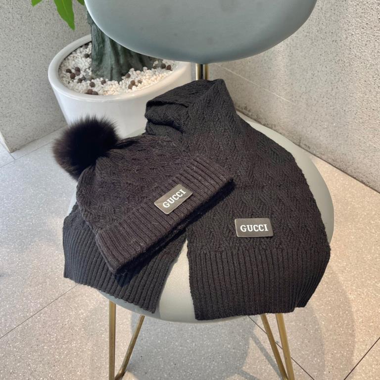 Gucci suit  GUCCI suit   counter with the same models hot listing!   with real fox big fur ball    wool knit hat scarf set High-end atmosphere on the grade!