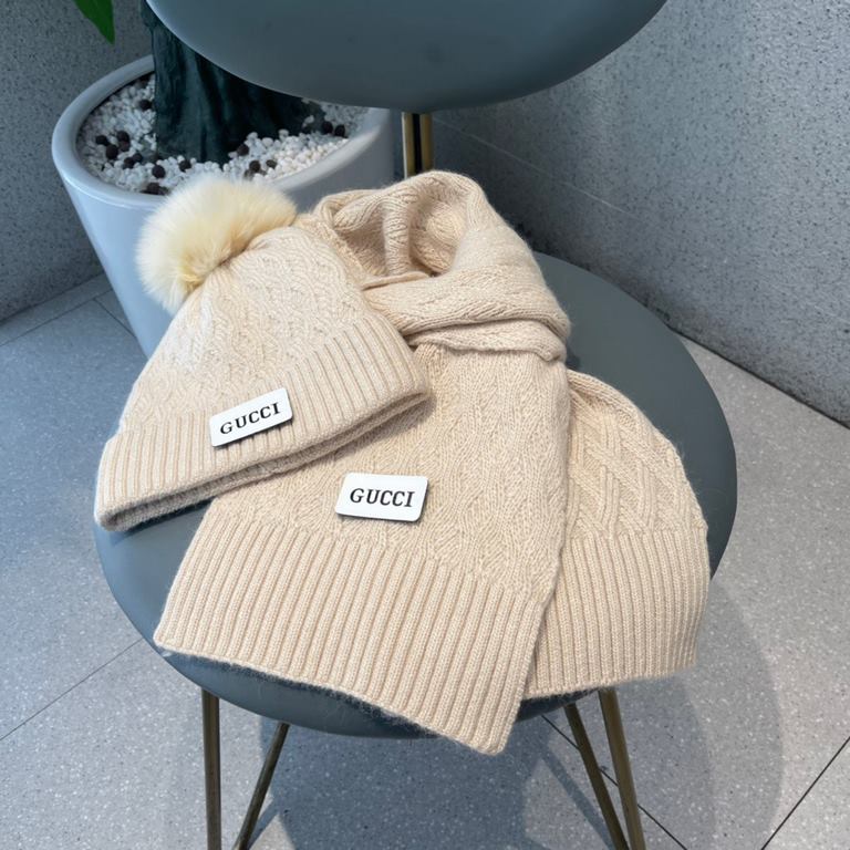 Gucci suit  GUCCI suit   counter with the same models hot listing!   with real fox big fur ball    wool knit hat scarf set High-end atmosphere on the grade!