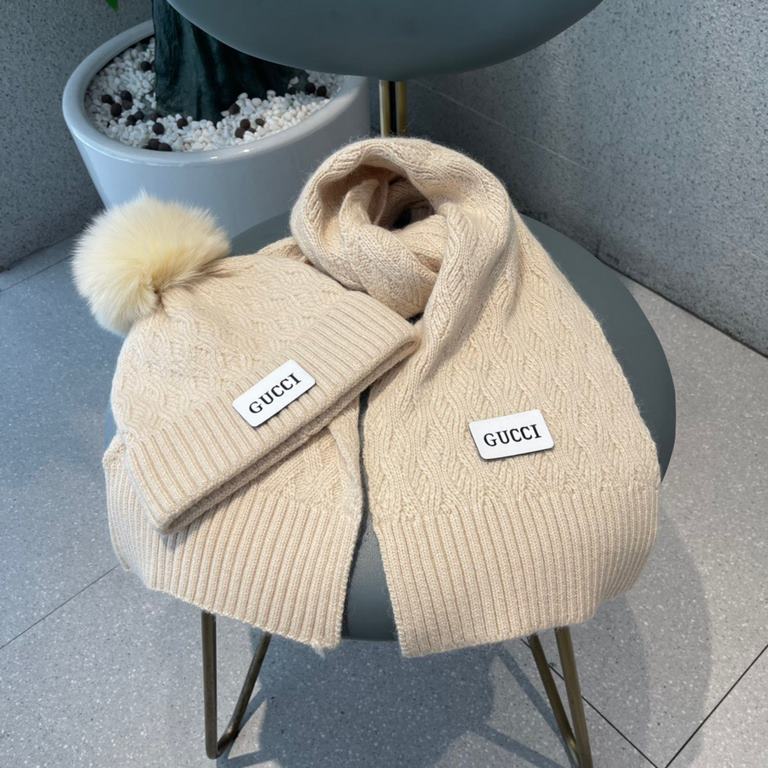 Gucci suit  GUCCI suit   counter with the same models hot listing!   with real fox big fur ball    wool knit hat scarf set High-end atmosphere on the grade!