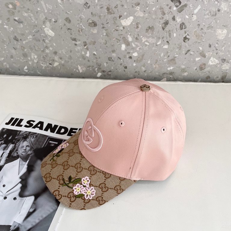 Gucci Gucci high-end mesh hat! The latest model! Fashionable and trendy, high-end workmanship! Every hat is made with care! Unusual quality and details are important. Leather studs, leather adjustable strap! Classic jacq