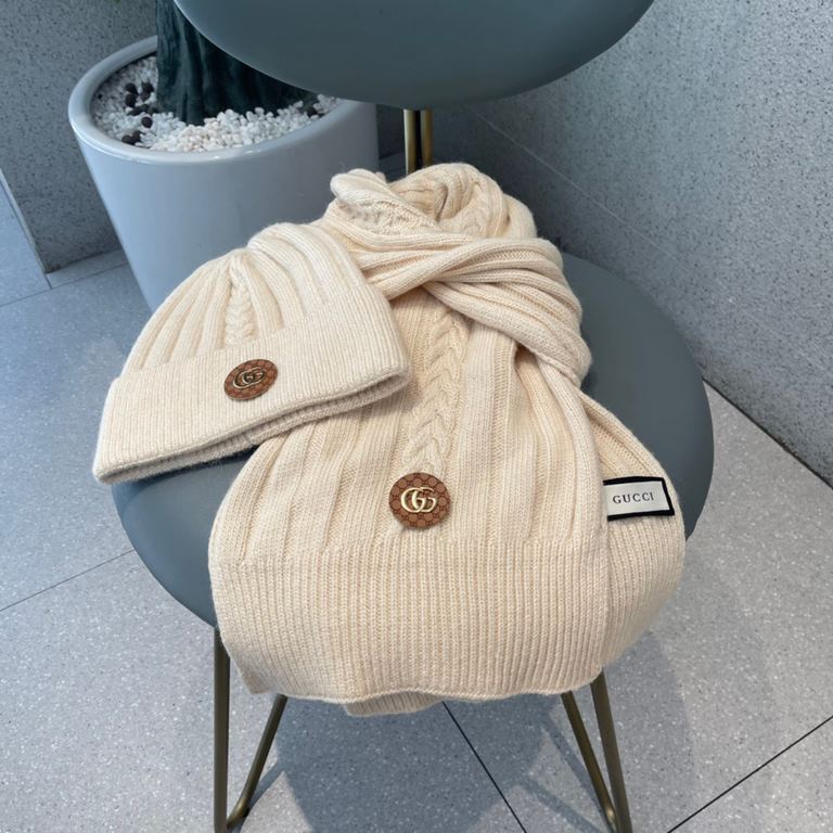 Gucci set  GUCCI lady models original single hat scarf set [love] [love] 70% rabbit velvet   30% wool material    warm and stylish   elegant womanhood   with the latest models of the Gucci logo is more fashionable and hi