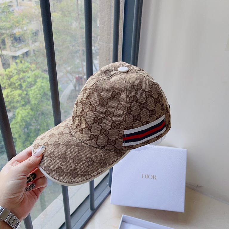 Gucci New Jacquard Letter Baseball CapClassic jacquard letters, never die of fashion!Ins bloggers concave modeling small single product