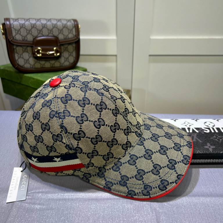 Gucci (Gucci) classic original single baseball cap     counter 11 open mold ordering, the highest version, the original canvas material   head layer cowhide, cotton lining, light and breathable! In-kind shooting, four se