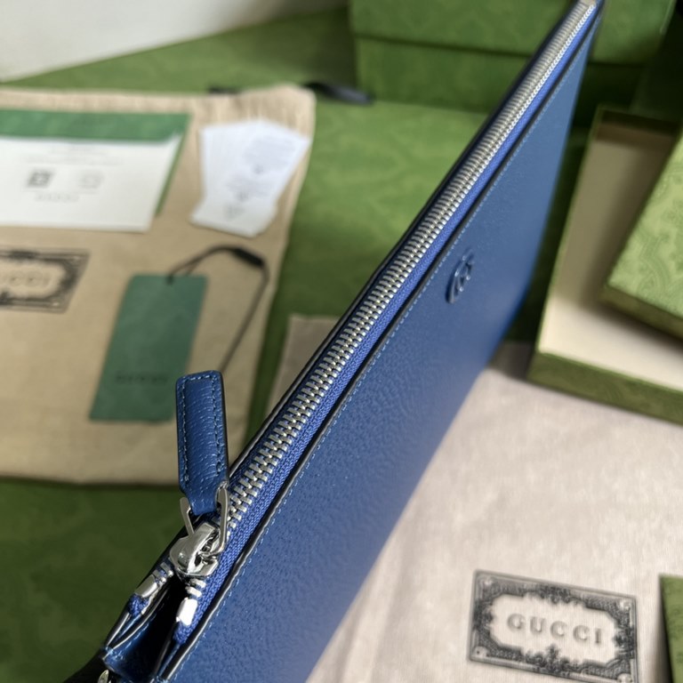 .  With full original green box packaging The G family  Marmont collection continues to grow with the introduction of this new slim clutch shape in glossy blue leather. The mini-style double black G hardware adds to the 