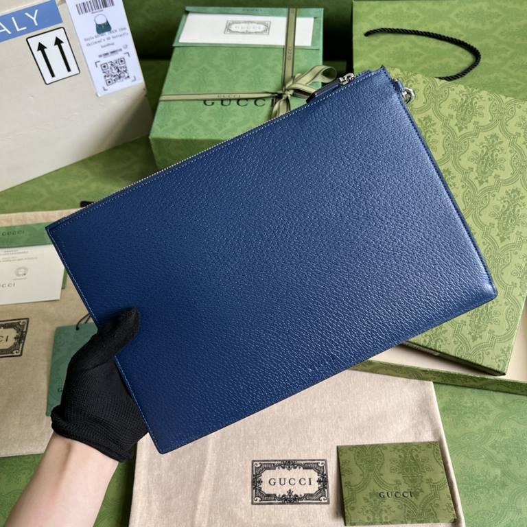 .  With full original green box packaging The G family  Marmont collection continues to grow with the introduction of this new slim clutch shape in glossy blue leather. The mini-style double black G hardware adds to the 