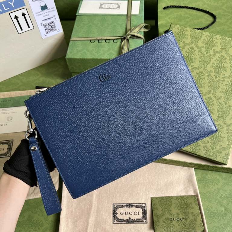 .  With full original green box packaging The G family  Marmont collection continues to grow with the introduction of this new slim clutch shape in glossy blue leather. The mini-style double black G hardware adds to the 