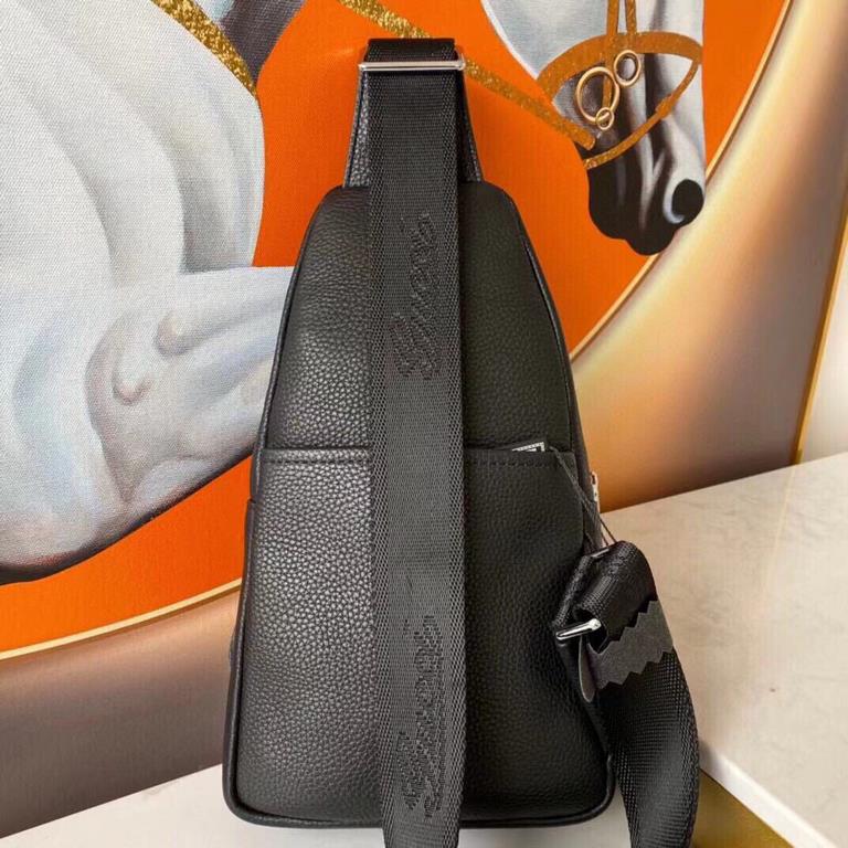 Gucci men's chest bag   exclusively for men tends to be simple mainly Leather is destined to become the focus  imported cowhide calm and low-key practical business style   as a men's basic items most suitable for the mos