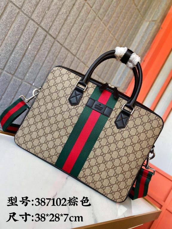 387102 High-end   The new GUCCI Ophidia collection presents a new design briefcase in GG Supreme synthetic canvas, featuring the brand's iconic webbing and double G-shaped hardware. The double handles and detachable shou