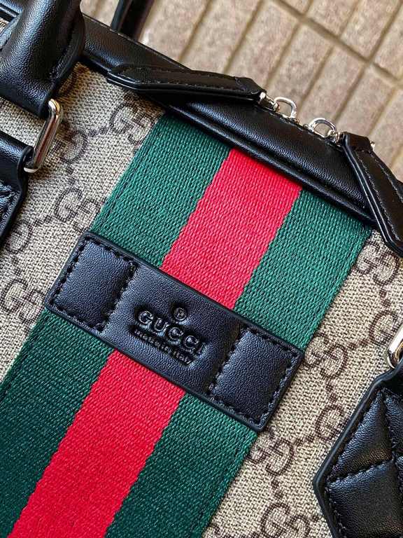 387102 High-end   The new GUCCI Ophidia collection presents a new design briefcase in GG Supreme synthetic canvas, featuring the brand's iconic webbing and double G-shaped hardware. The double handles and detachable shou