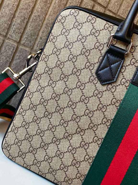 387102 High-end   The new GUCCI Ophidia collection presents a new design briefcase in GG Supreme synthetic canvas, featuring the brand's iconic webbing and double G-shaped hardware. The double handles and detachable shou