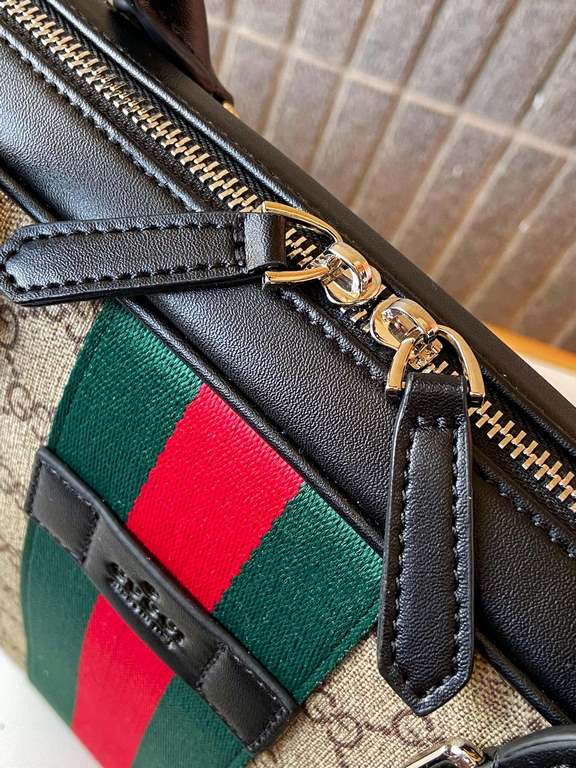 387102 High-end   The new GUCCI Ophidia collection presents a new design briefcase in GG Supreme synthetic canvas, featuring the brand's iconic webbing and double G-shaped hardware. The double handles and detachable shou