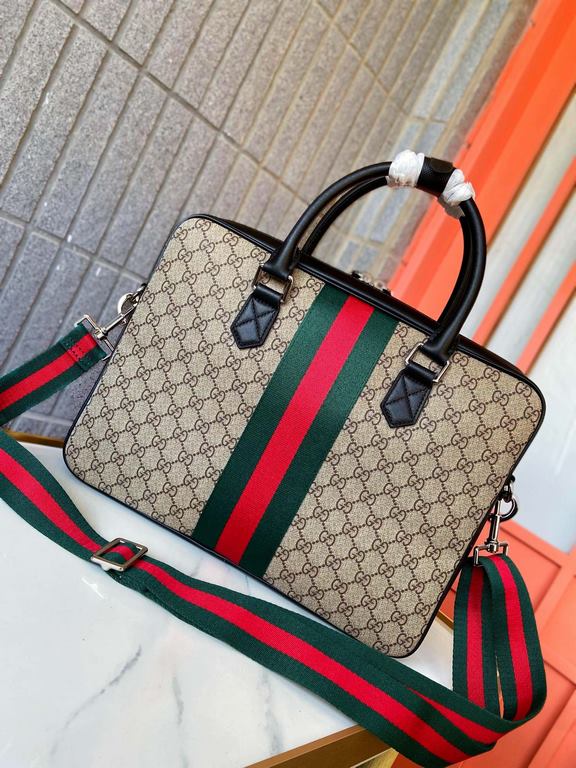 387102 High-end   The new GUCCI Ophidia collection presents a new design briefcase in GG Supreme synthetic canvas, featuring the brand's iconic webbing and double G-shaped hardware. The double handles and detachable shou