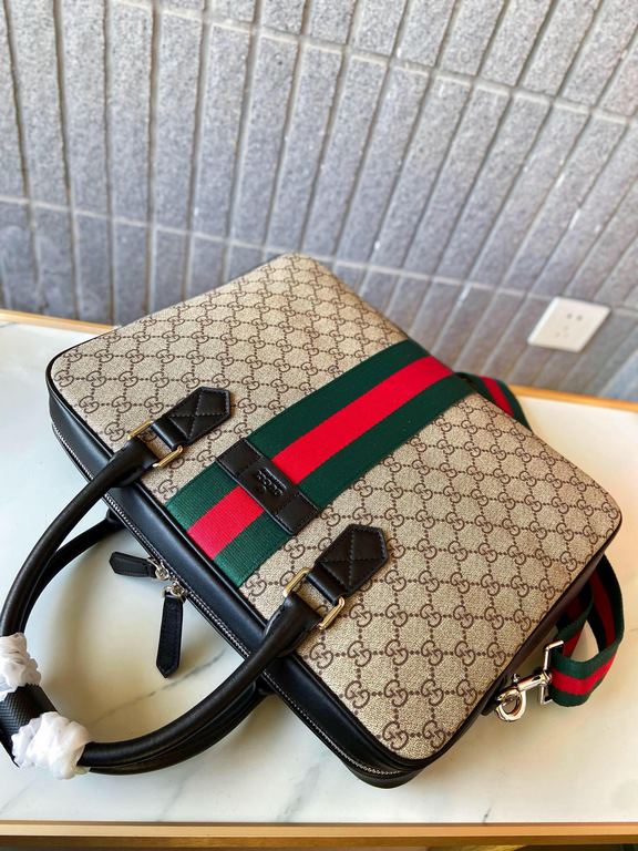 387102 High-end   The new GUCCI Ophidia collection presents a new design briefcase in GG Supreme synthetic canvas, featuring the brand's iconic webbing and double G-shaped hardware. The double handles and detachable shou