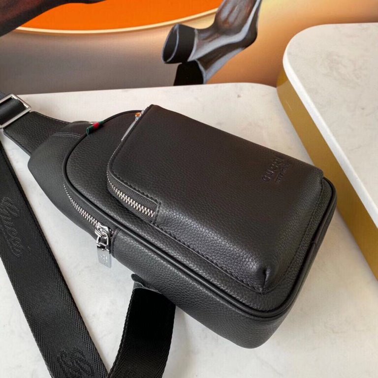 Gucci men's chest bag   exclusively for men tend to be simple-oriented leather is destined to become the focus of the  imported cowhide calm and low-key practical business style   as a men's basic items most suitable for