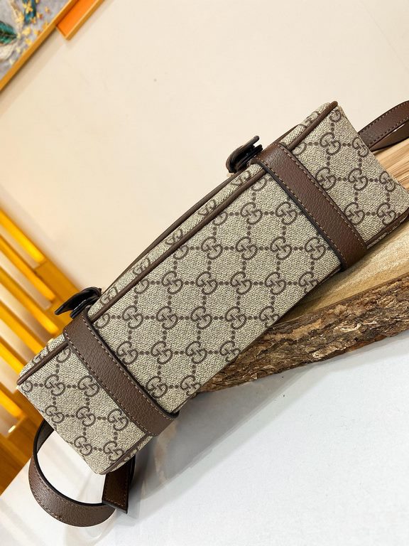 [Gucci Crossbody Bag]    Homage to a classic using the original design elements of the first messenger bagThe flap closes with a magnetic closure for easier access to your belongingsThe bag's interior is spacious and pra