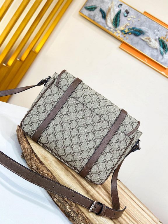 [Gucci Crossbody Bag]    Homage to a classic using the original design elements of the first messenger bagThe flap closes with a magnetic closure for easier access to your belongingsThe bag's interior is spacious and pra