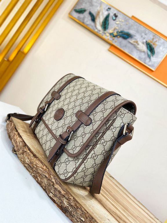 [Gucci Crossbody Bag]    Homage to a classic using the original design elements of the first messenger bagThe flap closes with a magnetic closure for easier access to your belongingsThe bag's interior is spacious and pra