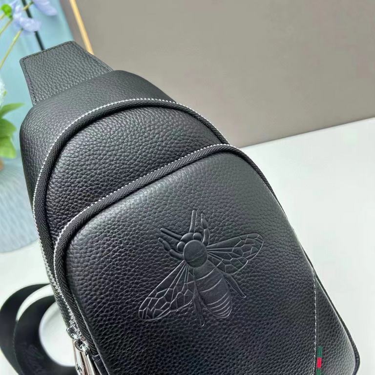 The original official website chest bag Model 396 # top original goods Gucci GUCCI counter popular models, high-end atmosphere, fashion and taste, the latest top GUCCl special head layer cowhide, small bees to highlight 