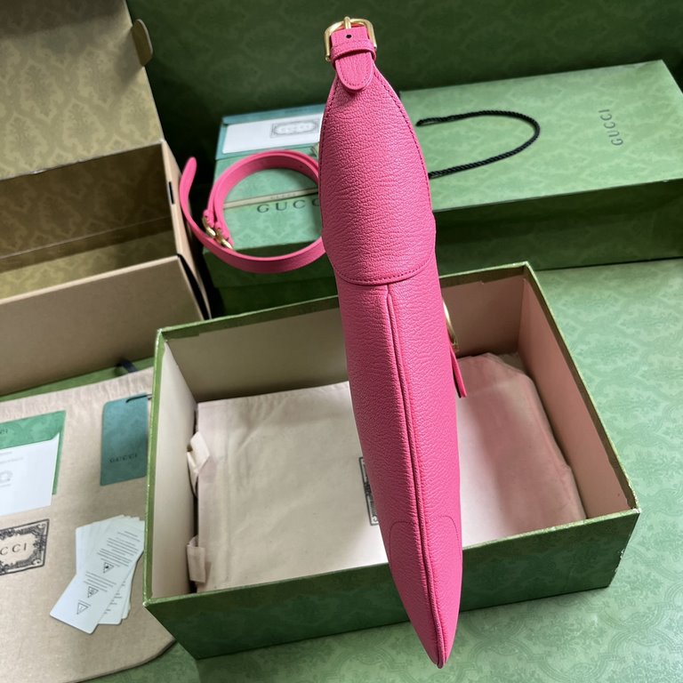 .  With a full set of original green box packaging GG  The Gucci Cosmogonie collection was unveiled at the historic Castello di Monte in Italy. The show featured a mix of aesthetic elements from different eras and geogra