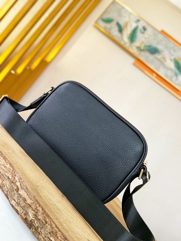 秘秘 [Gucci 】     counter the latest explosion of men's crossbody bags, heavy money to create a new channel goods   energetic   ideal for men's   original hardware  LOGO clear as a bell   top layer of cowhide   Quality is 