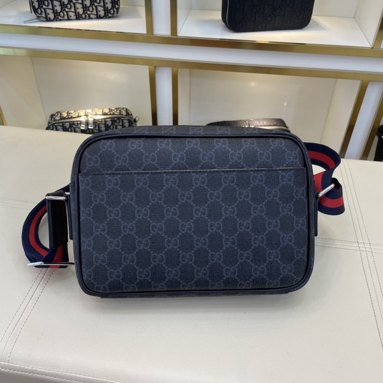 .     The original official website 8004-3 Gucci original single authentic new counter with the same high-end men's casual cross-body bag   workmanship is super refined and elegant. Leather feel soft and comfortable supe