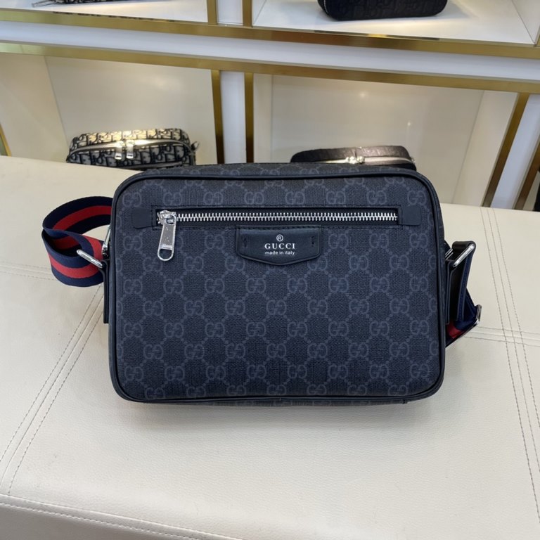 .     The original official website 8004-3 Gucci original single authentic new counter with the same high-end men's casual cross-body bag   workmanship is super refined and elegant. Leather feel soft and comfortable supe